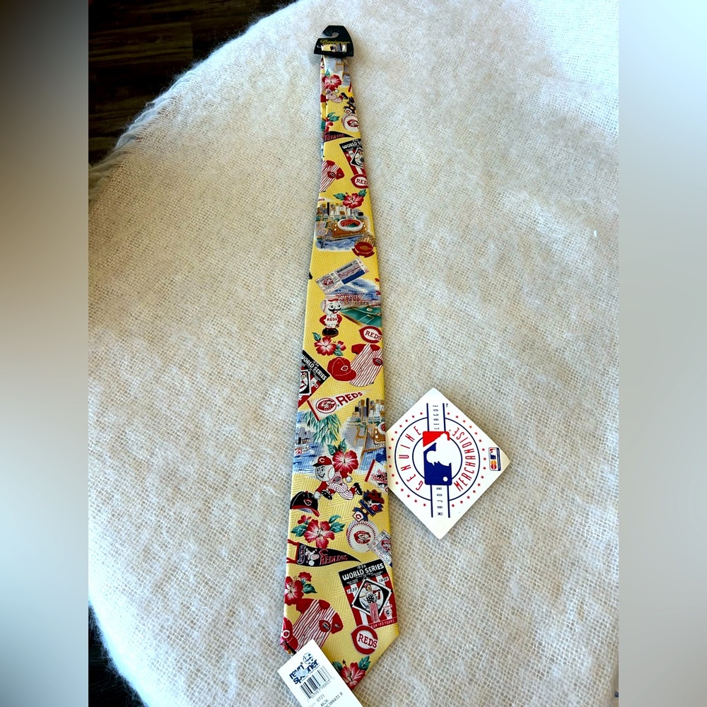 Reyn Spooner Vintage Cincinnati  Reds Hawaiian Mens Silk Neck Tie. New with tags
